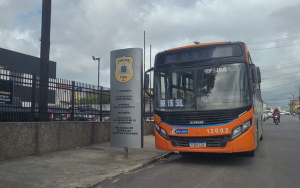 Passageiros e motorista são rendidos em assalto a ônibus em Feira de Santana